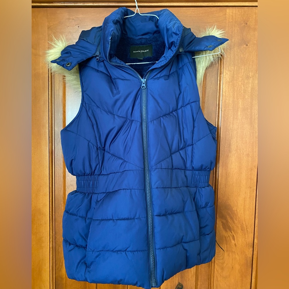 Brand: Banana Republic size:medium color:navy puffer vest w/ faux fur trim hood